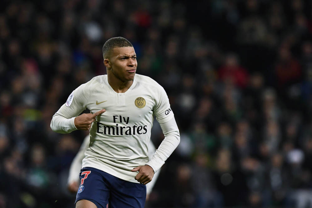 “敲”出楼道墙面隐患 联动物业快速修复